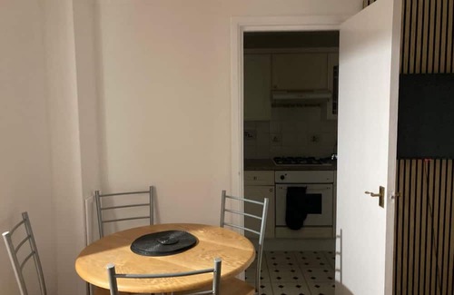 Chessington North and Hook Apartment | Surrey cosy winter retreat close to Hampton Court/Sandown/London sights