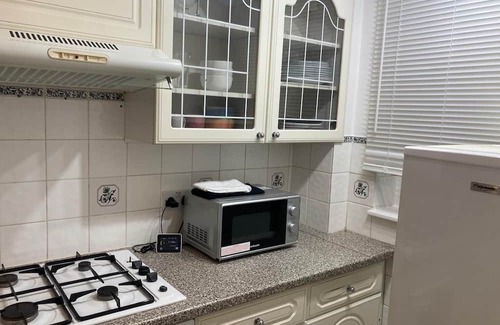 Chessington North and Hook Apartment | Surrey cosy winter retreat close to Hampton Court/Sandown/London sights