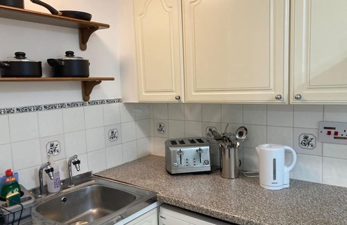 Chessington North and Hook Apartment | Surrey cosy winter retreat close to Hampton Court/Sandown/London sights