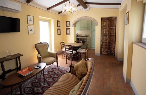 Castiglion Fiorentino Villa | Farmhouse Agriturismo Borgo in Santa Lucia