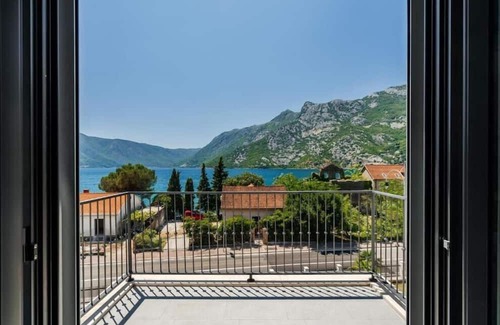 Risan Apartment | Delightful apartment with AC in charming Risan