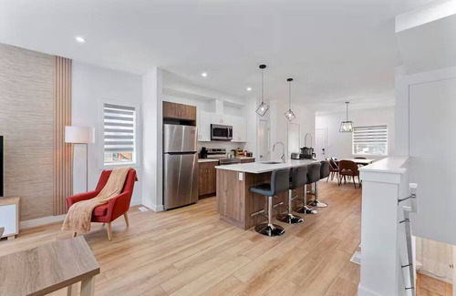 St. James House | Spacious new 3 Bedroom, sleeps 10, King Bed, 8min to YWG