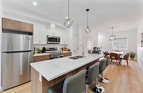 St. James House | Spacious new 3 Bedroom, sleeps 10, King Bed, 8min to YWG