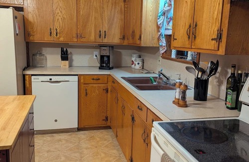 Silsbee House | Private Relaxing Escape - Cozy Jet Tub