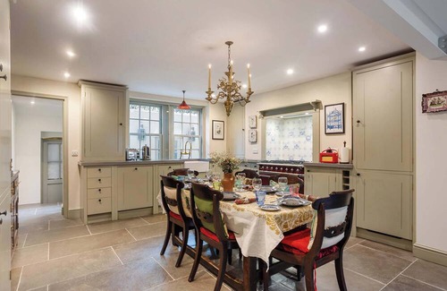 Bow House | Luxury 1820s Georgian Home · 5-Min Walk to Station