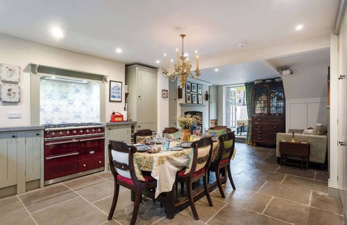 Bow House | Luxury 1820s Georgian Home · 5-Min Walk to Station