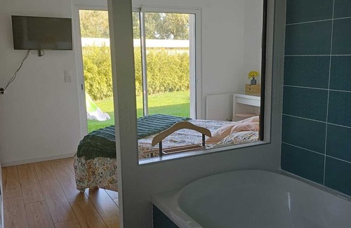 Le Lion-d'Angers Bed & Breakfast | Separate suite with whirlpool bath