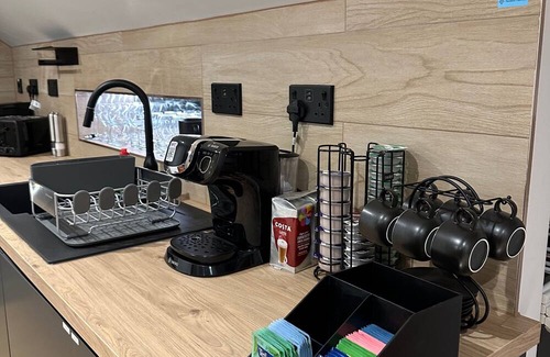 Falkirk Apartment | 2-Bed - Sleeps 6 - Pet Friendly with Free Parking