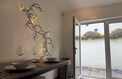 Caterham House | Palm Tree House, Caterham