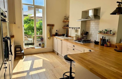 Hillrise Apartment | Airy hillside flat with views