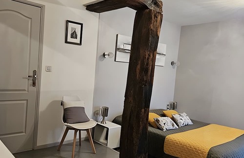 Neuville-de-Poitou Bed & Breakfast | Family Guest Room Near Futuroscope – Breakfast Included, Shared Pool