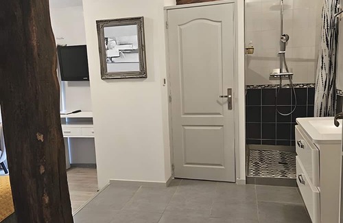 Neuville-de-Poitou Bed & Breakfast | Family Guest Room Near Futuroscope – Breakfast Included, Shared Pool