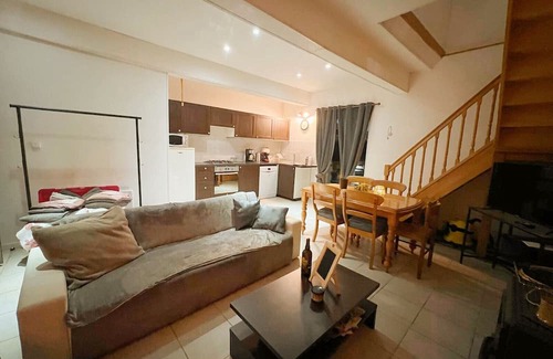 Peyraube House | Holiday Home 'Galets' with Mountain View, Wi-Fi and Air Conditioning