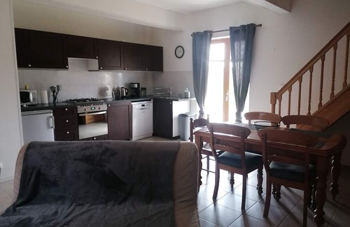 Peyraube House | Holiday Home 'Galets' with Mountain View, Wi-Fi and Air Conditioning