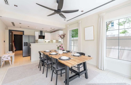 Jumeirah Village Triangle House | Stunning villa that sleeps 7 in JVT!