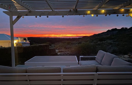 Bremer Bay Ski Chalet | EXPERIENCE SERENITY IN A UNIQUE STRAWBALE RETREAT WITH BREATHTAKING VIEWS
