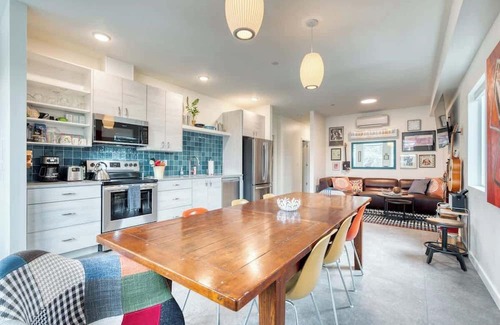 Hosford-Abernethy House | Vintage Cozy Penthouse at Crossroads ~94 WalkScore