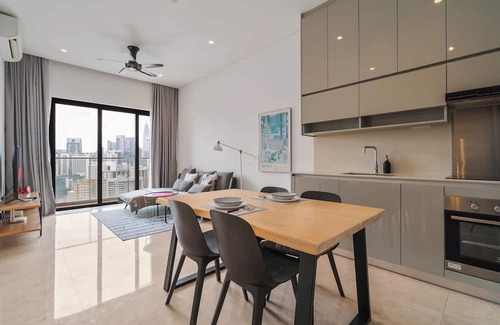 Pudu Apartment | 2-bedroom Suite with Twin Tower view at the living room