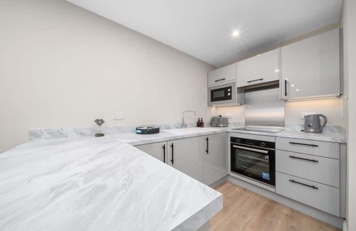 Hogganfield Apartment | Stylish 2 Bed Property with Free Parking