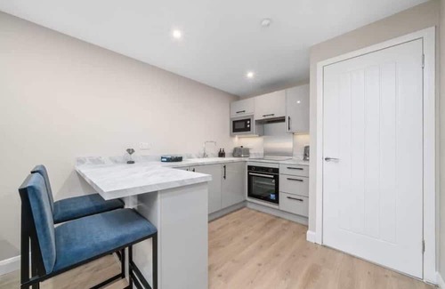 Hogganfield Apartment | Stylish 2 Bed Property with Free Parking