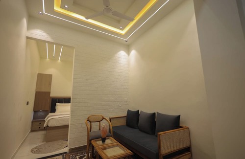 Mathura House | Spacious building in charming Mathura with WiFi, AC