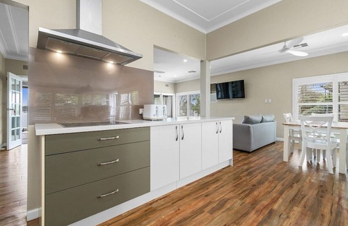 Speers Point House | Lakeview Retreat on The Esplanade