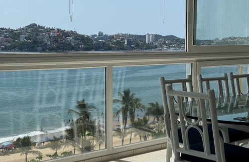 Acapulco Apartment | Centrally located apartment with spectacular view of the bay of Acapulco.
