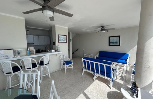 Acapulco Apartment | Centrally located apartment with spectacular view of the bay of Acapulco.