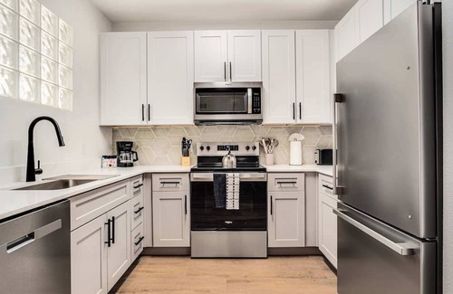 Glendale Sports and Entertainment District Apartment | Boulevard Stays 1BR by Stadium Pool, Parking, Gym 09