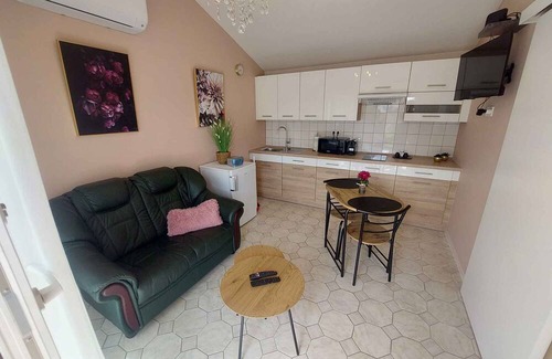 Buk Apartment | Holiday apartment on the ground floor, well-equipped kitchen and a view of the garden