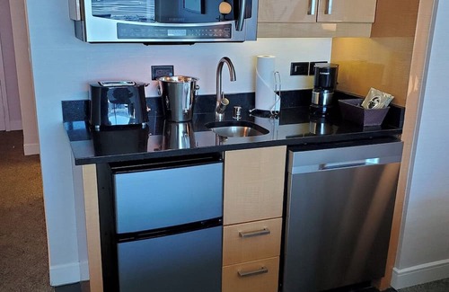 Las Vegas Strip Apartment | Luxury Hilton ~ On the Strip ~ NO Resort Fee ~ FREE Parking