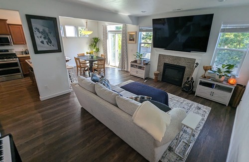 Medford House | Cozy 3BR/2.5BA Medford Home w/Fireplace & Fast WIFI