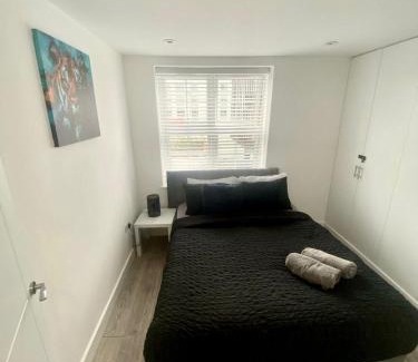 Burnt Oak Apartment | Stylish northwest flat