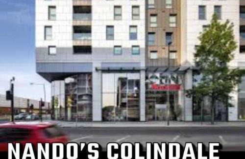 Burnt Oak Apartment | Stylish northwest flat