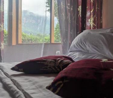 Eastern Region Hotel | Cwmbale Eco-Safari Lodges, Restaurant and Zoo.