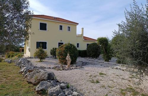 Peratata Villa | Villa Margaux Karavados