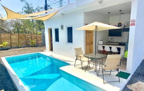 Monterrico Apartment | Ola Azul, apartamento de playa con cocina y piscina privada.