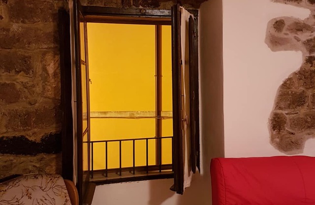 Rooms with private bathrooms in the historic center just a short walk from the bus stop