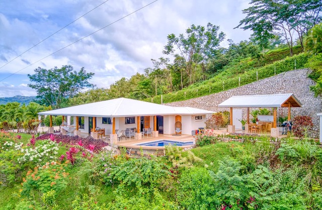 Beautiful House with breathtaking sunsets ocean, bay and Mountain View !