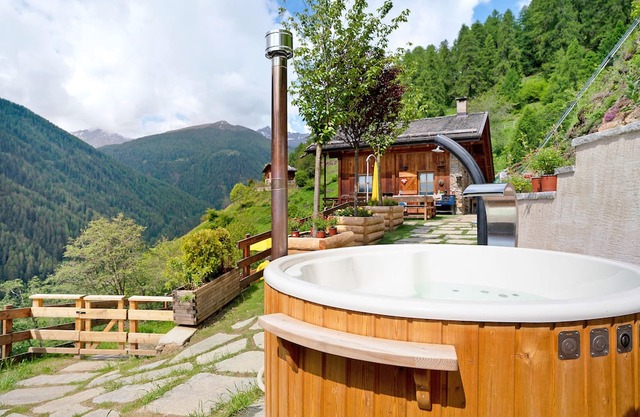 "Chalet Berghof Laret Arnica" with Whirpool and Wi-Fi