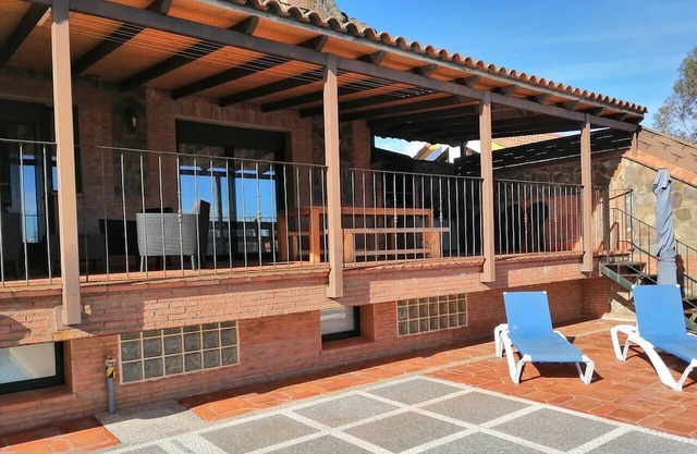 Homerez - Chalet for 10 ppl. with swimming-pool and terrace at Pantano de Cijara