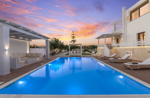 Villa Eva Milos: 4 Bedroom, Private Pool & BBQ, 200m away from the beach
