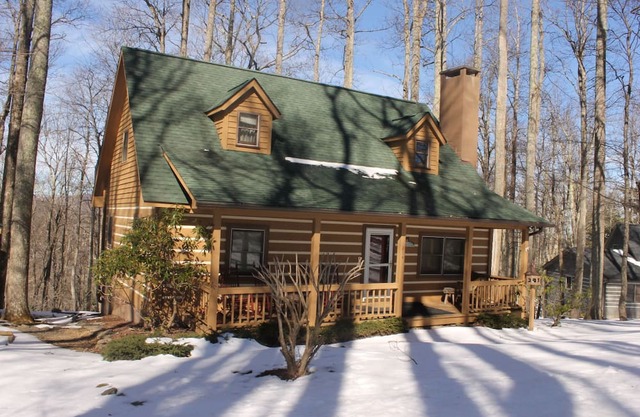 Renovated Blowing Rock Log Cabin near App SKi Mtn, ASU, & Tweetsie Railroad