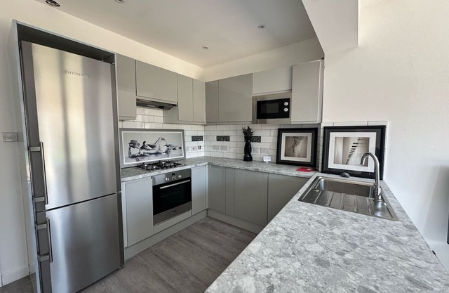 Three Double Rooms in Spacious Home