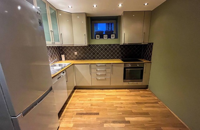 Two-Bedroom City Apartment with Fire Place and Free Parking - Calm and Central