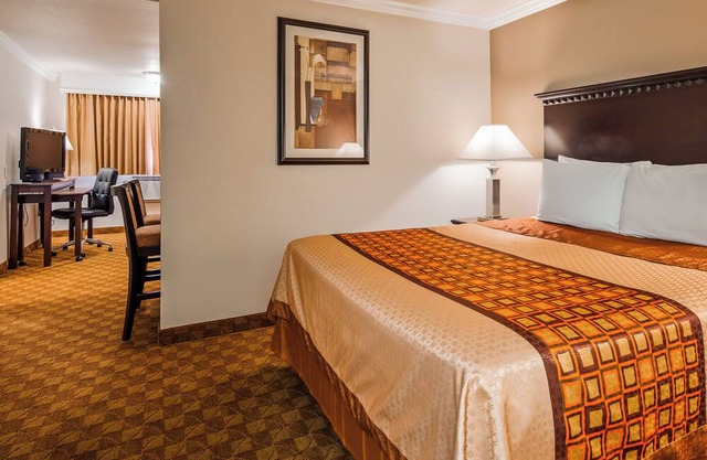 Hotel Suite in Lompoc with Kitchenette, Pool and Complimentary Breakfast