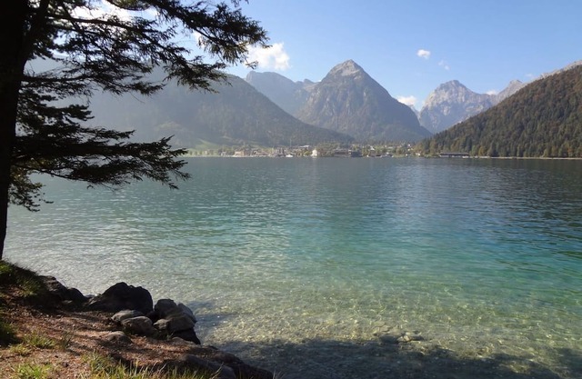 Lovely apartment for 10 guests with hot tub, WIFI, patio, pets allowed and parking