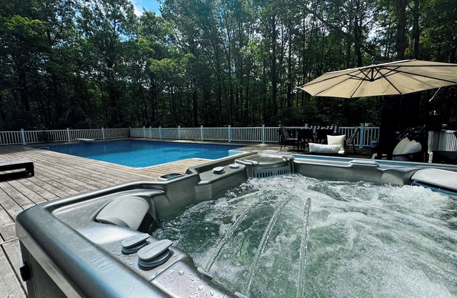 Private & Woodsy Home Near Hamptons/Golf/Wineries/Farms w/Heated Salt Pool & Spa