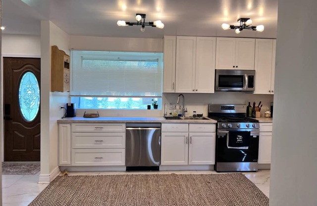 Spacious 5-bedroom house in charming Lombard with HOT TUB &PRIVATE BACKYARD