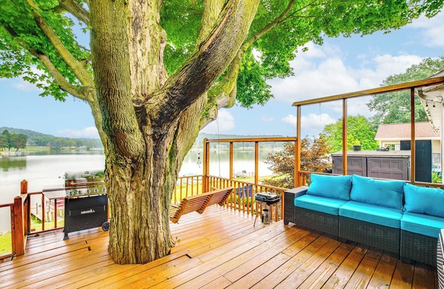 Guilford Lake Retreat w/ Dock & Kayaks!